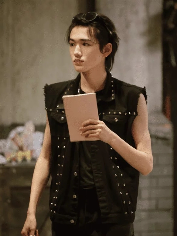 宋亞軒身穿無袖鉚釘牛仔馬甲玩墨鏡殺，這肌肉線條是認真的嗎？