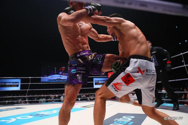 牛久絢太郎TKO齋藤裕奪得RIZIN羽量級冠軍金腰帶