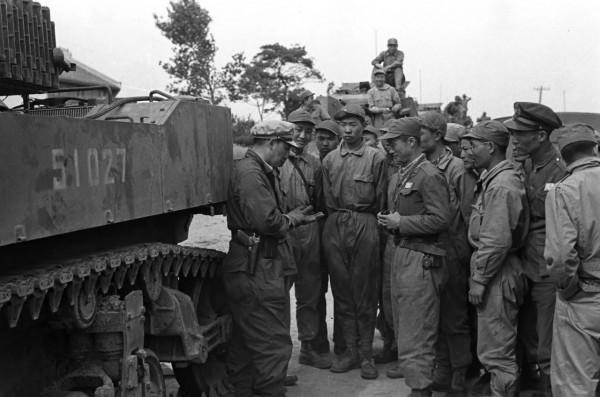 遠征軍營長用一些繳獲的日軍破爛，和美軍少尉換了許多精良武器