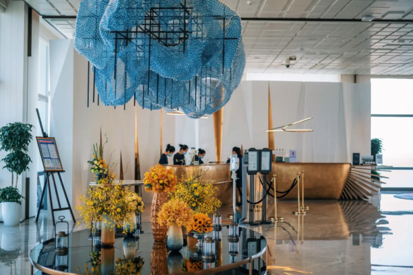 住進愛馬仕橙的房間，躺在高空看海景