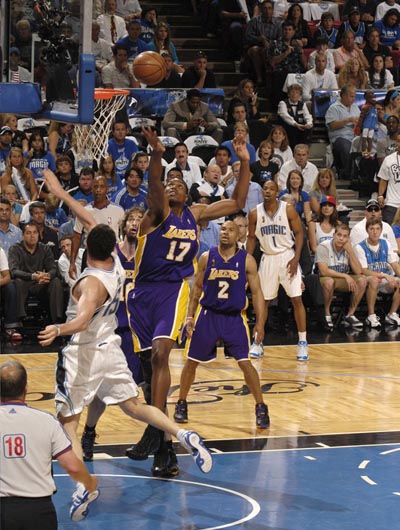 摧枯拉朽！盤點NBA一邊倒的十大總決賽：詹姆斯曾三度飲恨