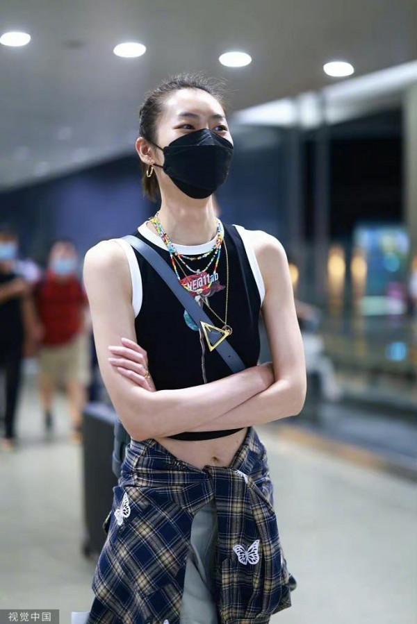 劉雯私服,小背心配牛仔褲,腰間繫著格子衫,好活力的大表姐 劉雯私服,小背心配牛仔褲,腰間繫著格子衫,好活力的大表姐