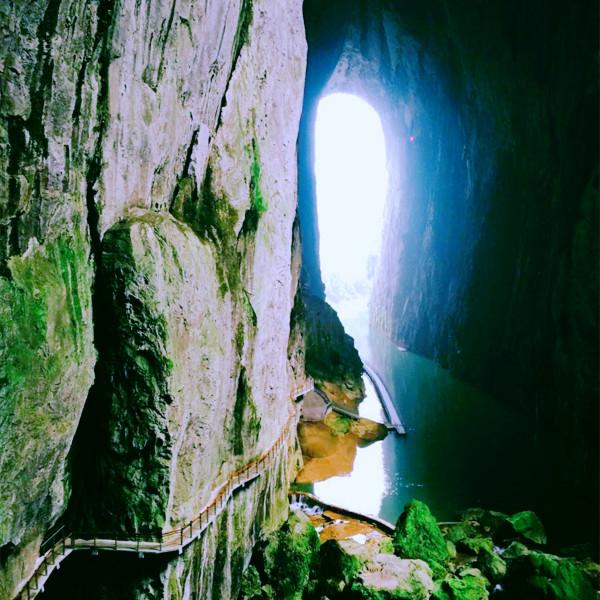 穿梭在懸崖間的背屍人，沒有安全措施徒手攀爬峭壁，有“真本事”