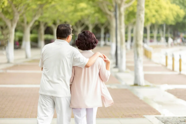 48歲夫妻提前退休海外養老！網友：我退休了也要這樣做