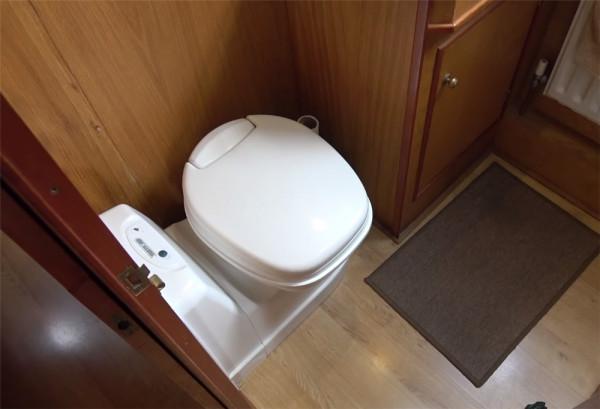 52歲的他放棄一切，住進33㎡“房船”中漂泊流浪，一晃已生活5年