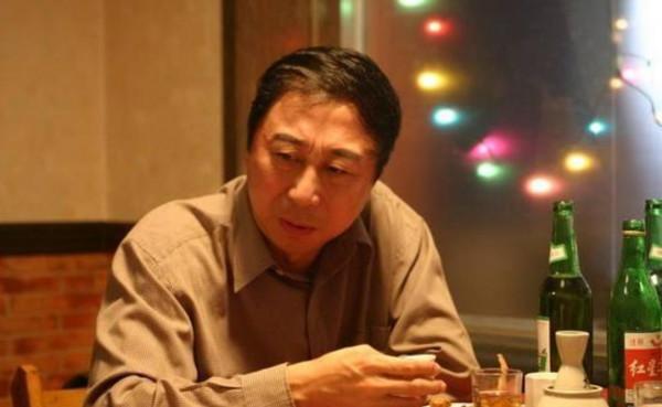 登春晚33年，曾被保姆敲詐“分手費”，62歲退休，馮鞏如今怎樣了
