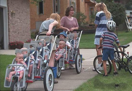 24年前，轟動世界的全球首例七胞胎，現已長大成人，離開獲贈別墅