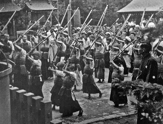 二戰結束前的日本有多瘋狂？不僅全民皆兵，就連天皇也要被迫玉碎