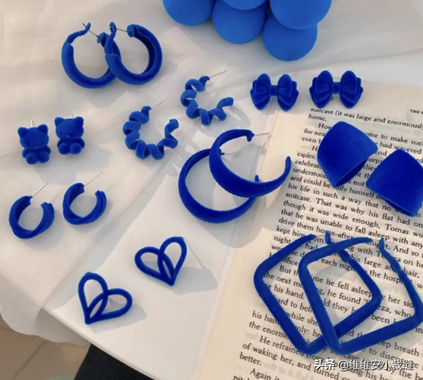 梅根狠甩的閨蜜有多時髦?憑克萊因藍穿搭高階貴氣,驚豔了時尚圈 梅根狠甩的閨蜜有多時髦?憑克萊因藍穿搭高階貴氣,驚豔了時尚圈