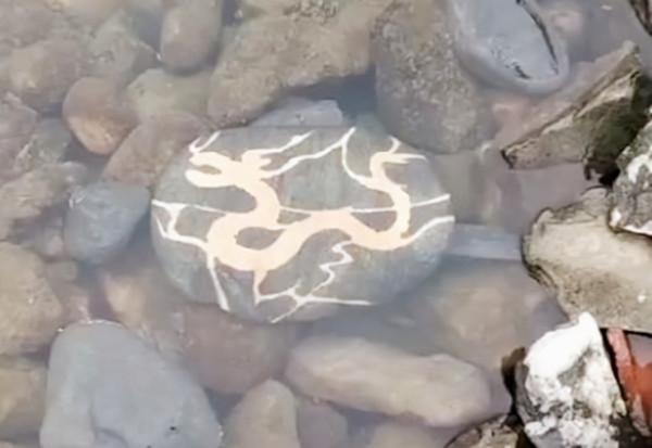 小學生魚塘撈魚,無意發現千年黃金,家長主動上交,現成鎮館之寶 小學生魚塘撈魚,無意發現千年黃金,家長主動上交,現成鎮館之寶