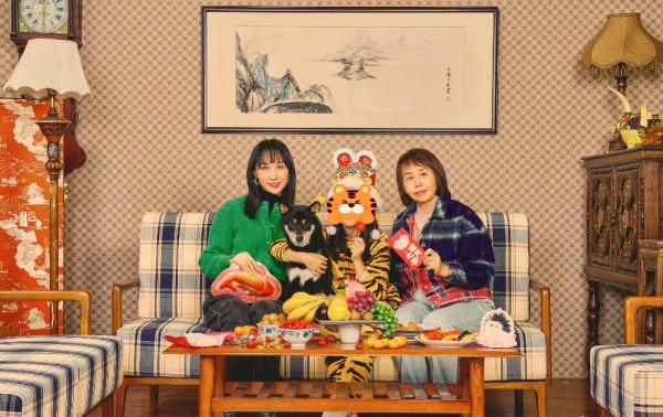 雷佳音妻子罕曬全家福,10歲女兒打扮摩登,婆婆首露正臉更像母女 雷佳音妻子罕曬全家福,10歲女兒打扮摩登,婆婆首露正臉更像母女