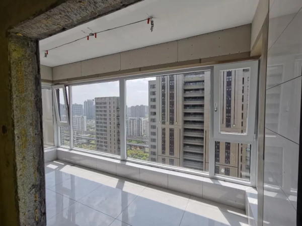 每天一個案例分享丨高層封陽臺高層封陽臺該選什麼樣的窗戶？