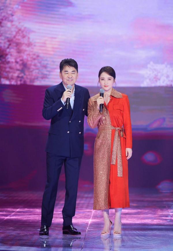 陳建斌怎麼老成這樣了！換新發型變老頭，同框蔣勤勤穿紅裙像女兒