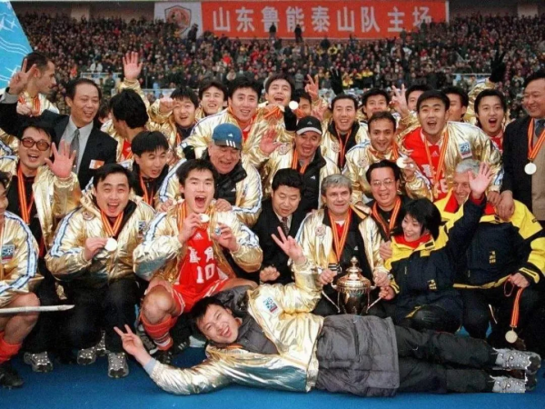 鄭錚：11年前遺憾缺席頒獎禮，如今作為隊長捧起火神杯