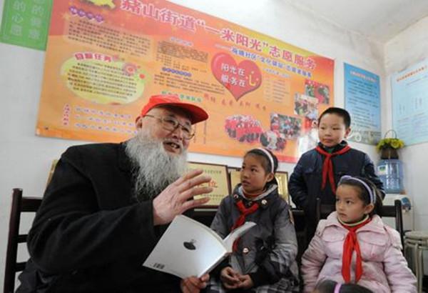 戰友犧牲前，擔憂沒人給父母抱靈牌，5年後他把兒子送給烈士父母