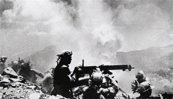 士兵違紀連開14槍，獨守陣地三天兩夜，彭老總親自下令官升三級