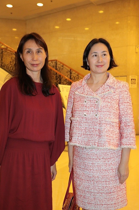 何超瓊真的很有範,穿一身粉色挺高階,一群人合照也很惹眼 何超瓊真的很有範,穿一身粉色挺高階,一群人合照也很惹眼