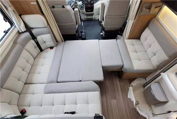 金冠賓歌CX500小額頭房車，軍工品質舒享溫情