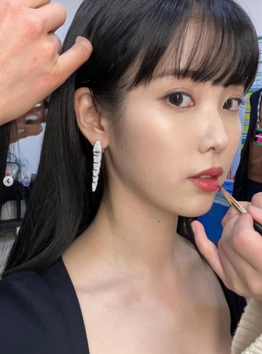 韓國女藝人IU社交網站釋出近照秀出眾美貌