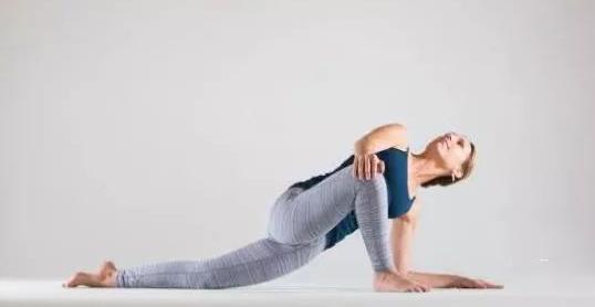 五個體式教你學會如何正確拉伸，每天十分鐘快速劈叉，無痛一字馬