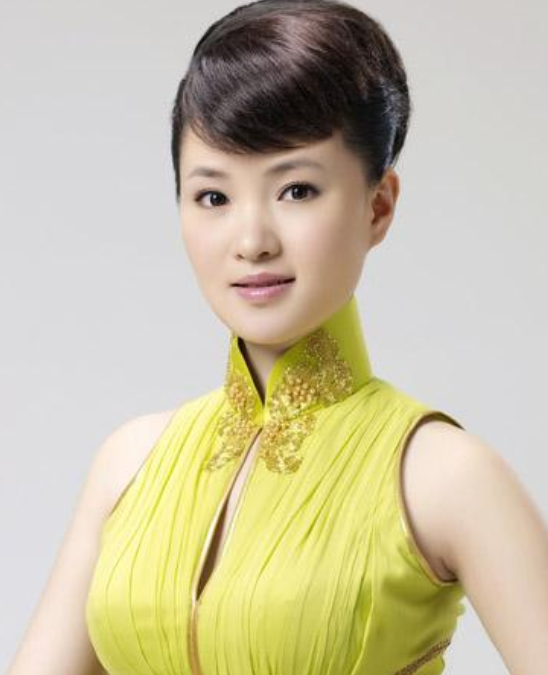 軍旅歌唱家雷佳：連登春晚舞臺12次，身家上億，丈夫身份不一般