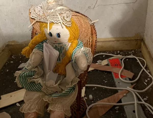 現實版《死寂》？房主在牆裡發現神秘布偶，手裡物品讓人倒吸涼氣