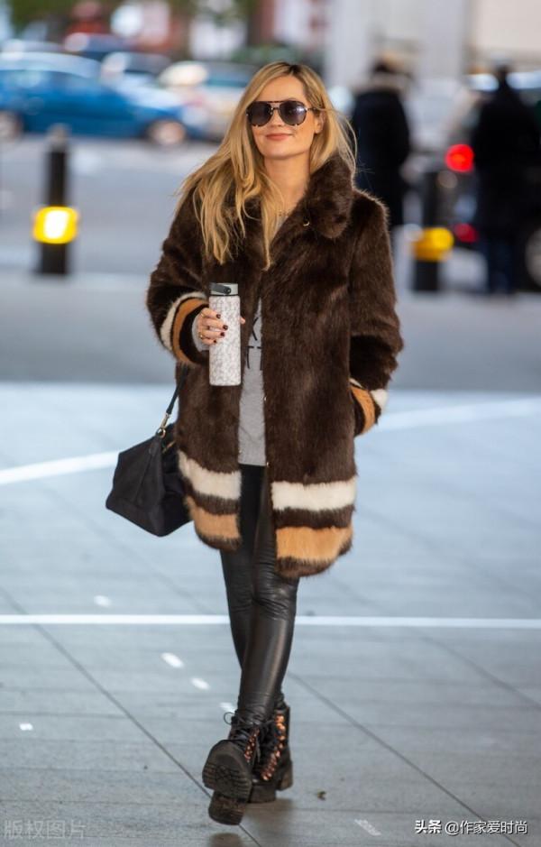 勞拉•惠特莫爾身穿皮草大衣外出，腳蹬黑色馬丁靴時髦帥氣
