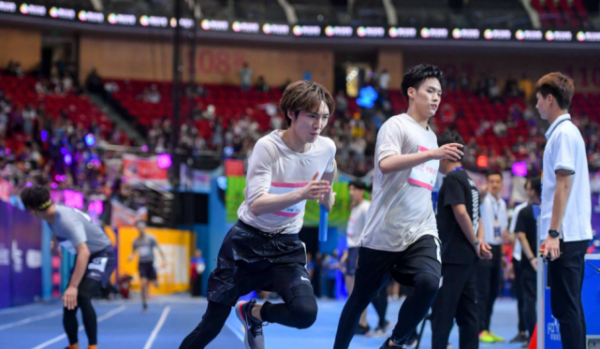 21歲男星比賽中途出現意外，摔到臉部血水往外冒，網友直呼太嚇人