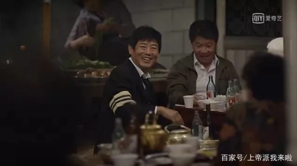 喬任梁父母網暴後亮相，靠短影片成為大V，活成了喪親家庭的榜樣