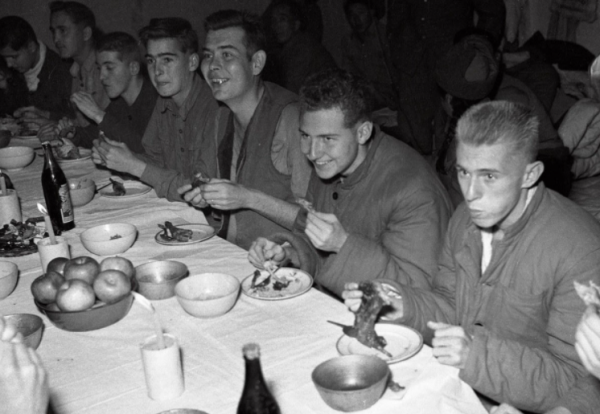 美國記者長津湖被志願軍俘虜，卻靠拍照賺百萬美元，成人生贏家