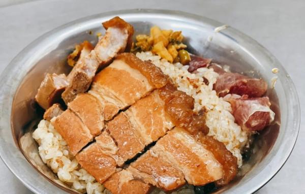 四川小夥在廣西吃糯米飯，加了3片肉和1根烤腸，花34元嫌棄太貴