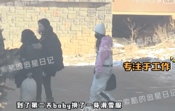 Angelababy工作不忘帶娃 小海綿一路蹦跳超可愛