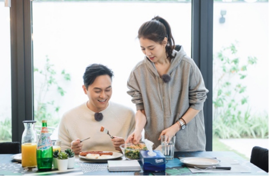 張智霖為袁詠儀慶生,曬美照卻暴露愛馬仕包包,總收藏價值半億多 張智霖為袁詠儀慶生,曬美照卻暴露愛馬仕包包,總收藏價值半億多