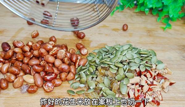 把麵條放進滾燙的油鍋中，瞬間變美食，簡單易做，吃一次就忘不了