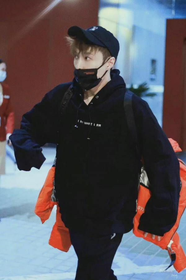 張藝興私服，身穿連帽衛衣搭配雙肩包，造型低調卻不失魅力