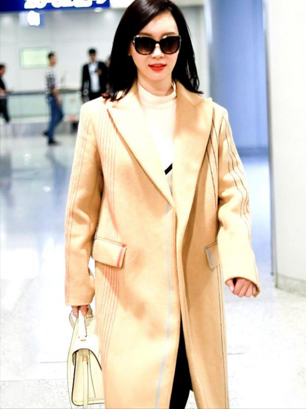 陳數不愧是風韻女神,長款淺黃色大衣配皮靴,成熟大方美翻了 陳數不愧是風韻女神,長款淺黃色大衣配皮靴,成熟大方美翻了