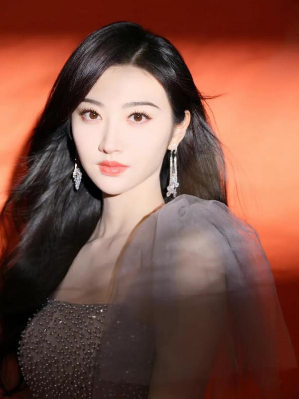 景甜身穿灰色鏤空連衣裙，勾勒完美好身材，長髮披肩盡顯溫柔魅力