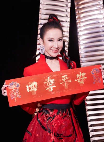 春晚女星戰袍大PK：李宇春時尚，趙麗穎最美，張小斐的大衣上熱搜