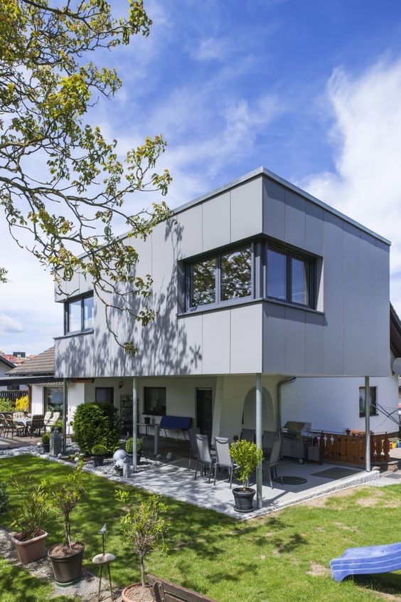 國內建房恨不得室內越大越好,國外卻在一樓外留過道,也不嫌浪費 國內建房恨不得室內越大越好,國外卻在一樓外留過道,也不嫌浪費