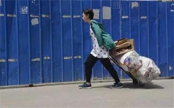 老人收養殘疾女孩25年,撿廢品供她上學,如今是國家二級運動員 老人收養殘疾女孩25年,撿廢品供她上學,如今是國家二級運動員