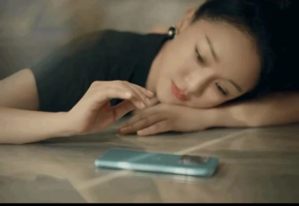 周迅胡歌新廣告拍出豪門姐弟感！周迅穿小黑裙變香奈兒公主，超美