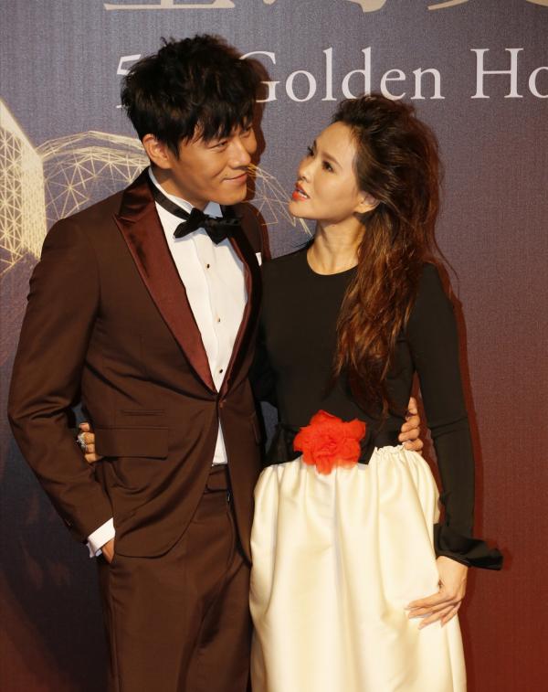 伊能靜攜秦昊同臺秀恩愛,打扮時髦臉卻有點僵硬,看著顯年齡差距 伊能靜攜秦昊同臺秀恩愛,打扮時髦臉卻有點僵硬,看著顯年齡差距