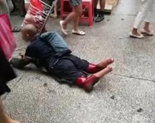 他因一次打架精神失常，離家時四肢健全，回家時雙腳已被卸下