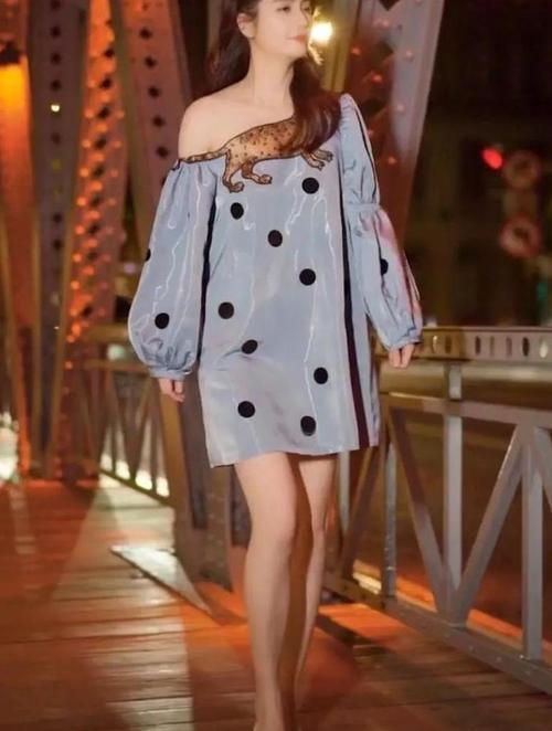 洪欣越老越美，穿紫色襯衫配半身裙減齡優雅，50歲女人該學一學