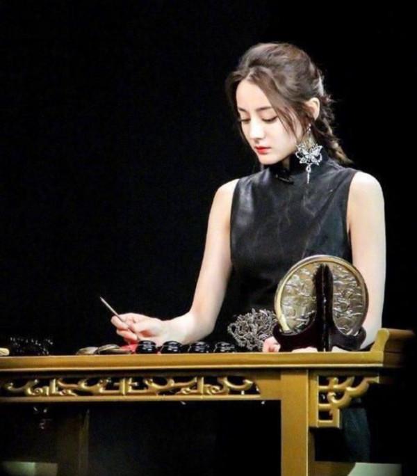 楊冪臉型像芒果,高圓圓法令紋突兀,越美豔越不適合民國造型? 楊冪臉型像芒果,高圓圓法令紋突兀,越美豔越不適合民國造型?