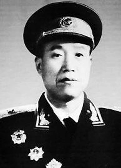 1988年11位大軍區司令合影，4位站後排，徐向前坐前排，C位是誰？