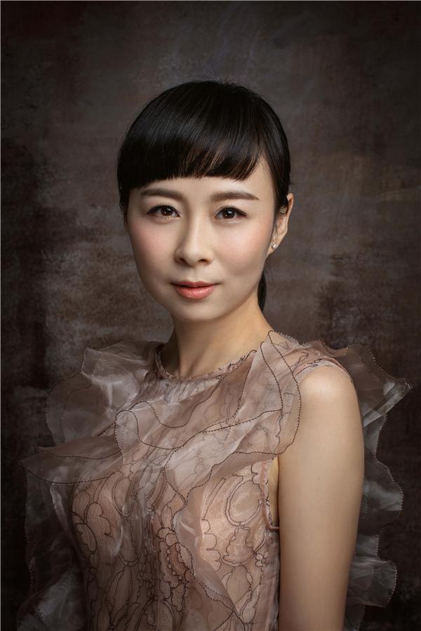 42歲生子的周瑾，還能取代一姐陳蓉回到東方衛視舞臺中央嗎？