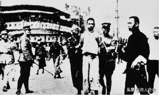 一張讓人淚目的全家福:拍照時烈士已犧牲,妻子用身體支撐著他 一張讓人淚目的全家福:拍照時烈士已犧牲,妻子用身體支撐著他