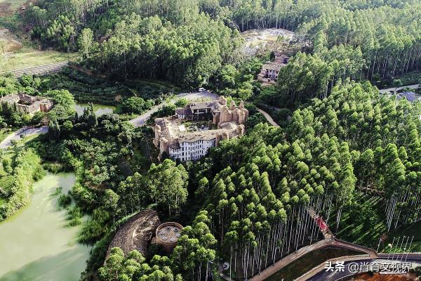 自駕雲南彌勒東風韻小鎮，用紅磚砌成沒有一根鋼筋，造型非常奇妙
