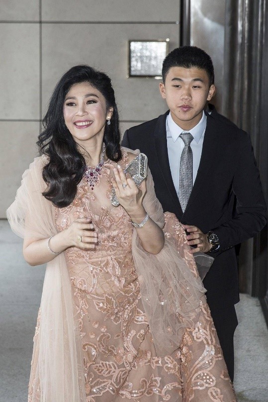 54歲英拉好福氣：相伴25年的男友在家等她，長兄如父護她半生周全